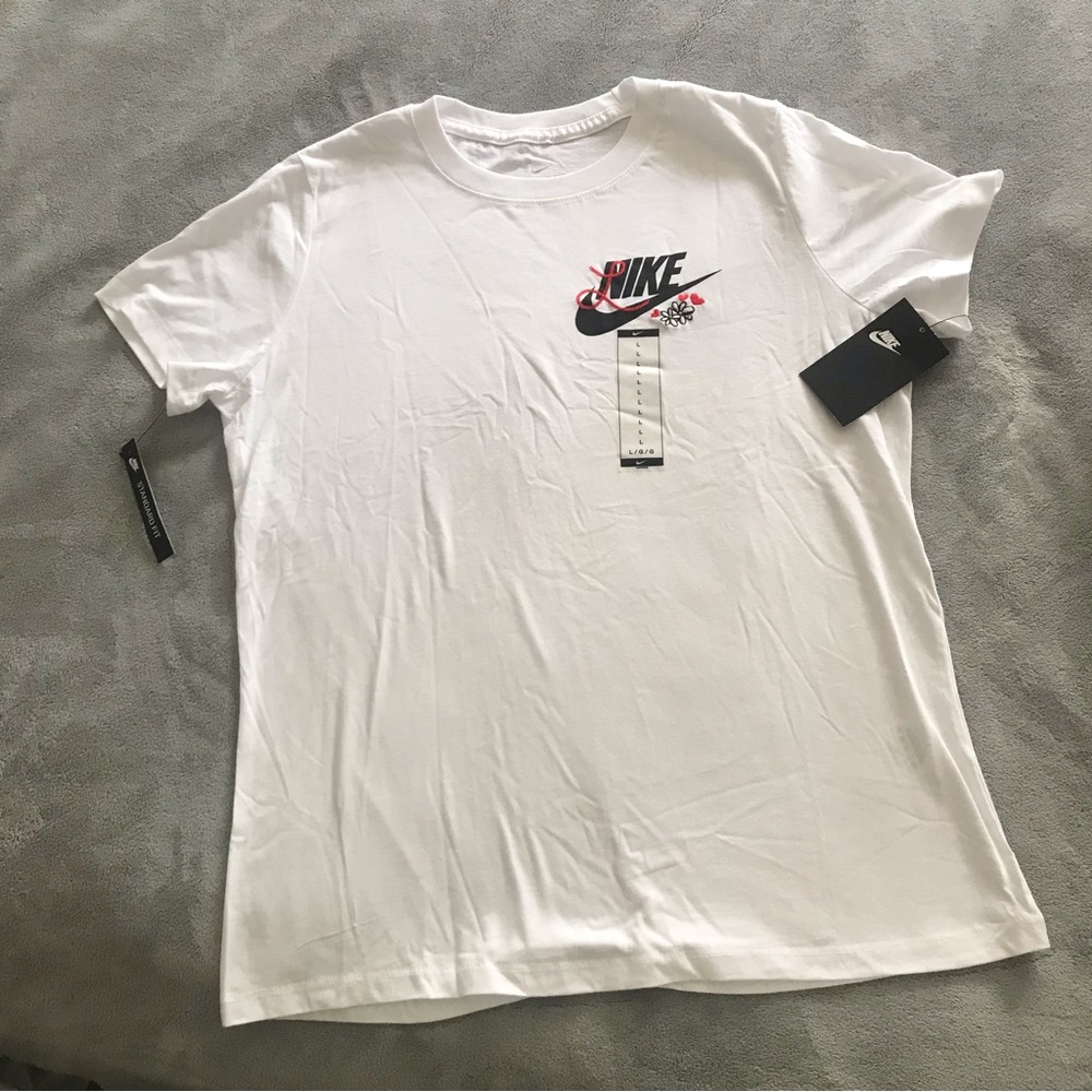Nike custom shortsleeve with Daisys & red hearts